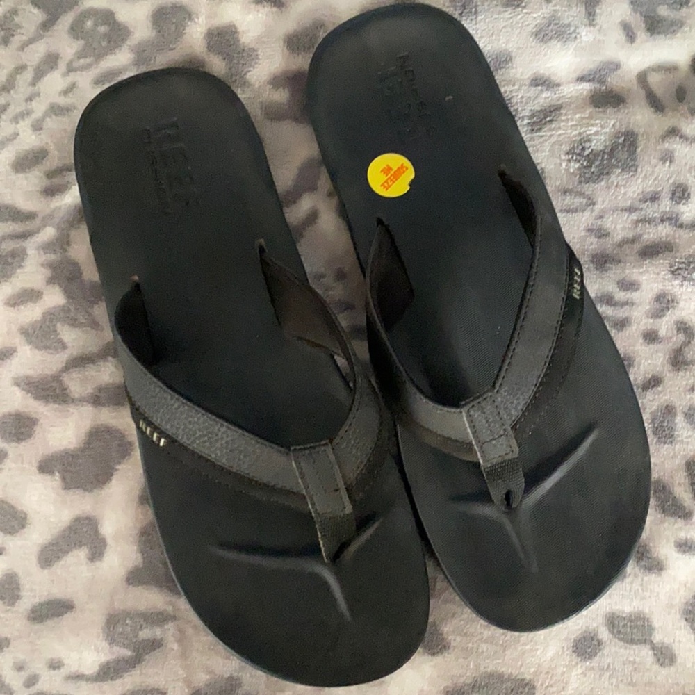 Men’s black Reef flip flops